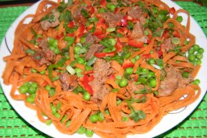 Tagliolini rosii cu mazare si porc