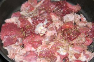 Tagliolini rosii cu mazare si porc