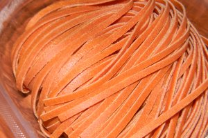 Tagliolini rosii cu mazare si porc