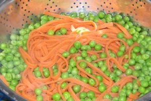Tagliolini rosii cu mazare si porc
