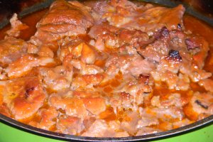 Tagliolini rosii cu mazare si porc