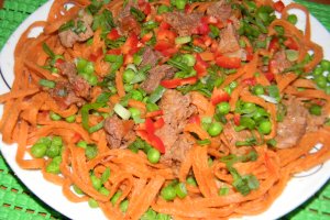 Tagliolini rosii cu mazare si porc