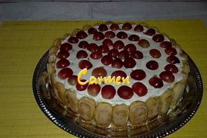 Tort cu struguri rosii si crema de iaurt.