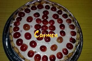 Tort cu struguri rosii si crema de iaurt.
