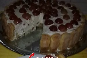 Tort cu struguri rosii si crema de iaurt.