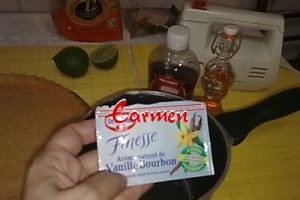 Tort cu struguri rosii si crema de iaurt.