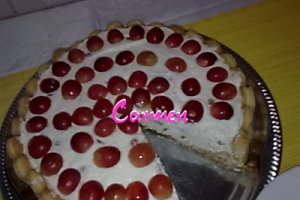 Tort cu struguri rosii si crema de iaurt.