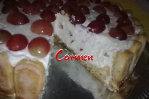 Tort cu struguri rosii si crema de iaurt.