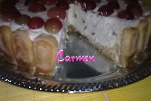 Tort cu struguri rosii si crema de iaurt.