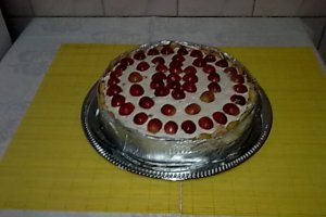 Tort cu struguri rosii si crema de iaurt.