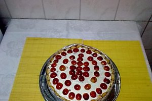 Tort cu struguri rosii si crema de iaurt.