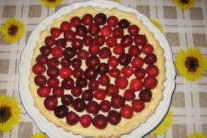 Tarta cu cirese si crema de vanilie