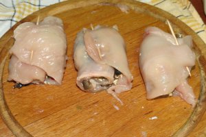 Rulouri de pui umplute cu ciuperci, praz si branza