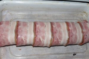 Muschiulet de porc invelit in bacon si umplut cu carnat