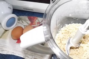 Tarta crumble cu mere si gutui