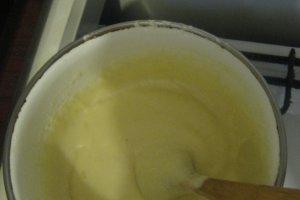 Tort cu crema de vanilie si curmale
