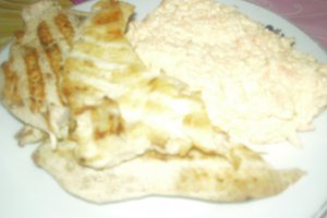 Piept de pui la gratar cu salata de morcov ,telina si maioneza