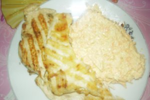 Piept de pui la gratar cu salata de morcov ,telina si maioneza
