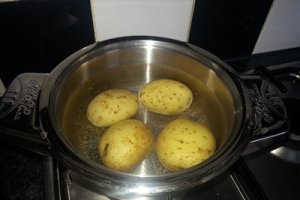 Cartofi in coaja la cuptor cu cascaval