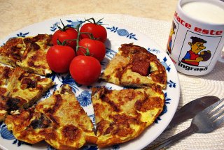 Omleta cu jumari, ceapa rosie si paine toast