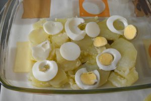 Cartofi si oua la cuptor
