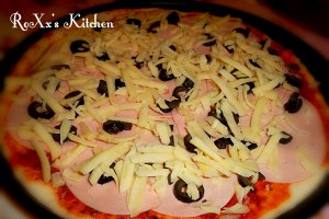 Pizza cu sunca si cascaval