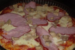 Pizza cu mozzarella,sunca si ciuperci
