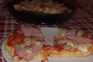 Pizza cu mozzarella,sunca si ciuperci