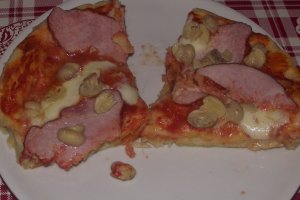 Pizza cu mozzarella,sunca si ciuperci