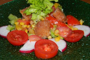 Salata cu fish-fingers