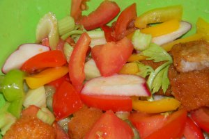 Salata cu fish-fingers