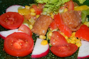 Salata cu fish-fingers