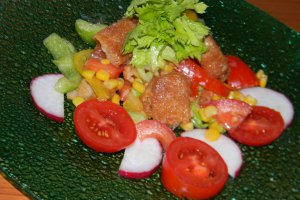 Salata cu fish-fingers