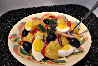 Salata asortata cu maioneza si ceapa caramelizata
