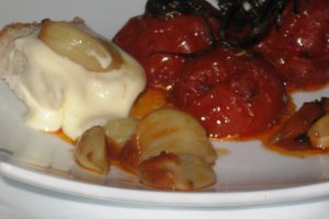 Branza fondue cu usturoi copt in sos de rosii