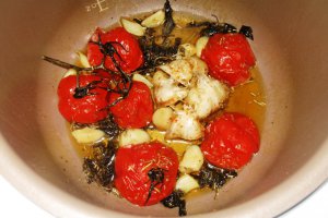 Branza fondue cu usturoi copt in sos de rosii