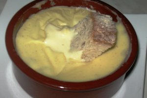 Branza fondue cu usturoi copt in sos de rosii