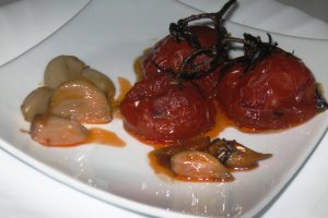 Branza fondue cu usturoi copt in sos de rosii