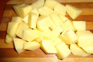 Tocanita de cartofi cu carnati afumati si rozmarin