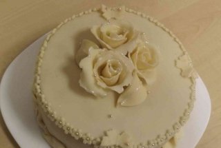 Tort Cora cu mousse de ciocolata si bezea