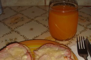 Sandwich cald cu parmezan si sunca de praga!