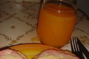 Sandwich cald cu parmezan si sunca de praga!