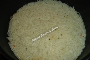 Pui cu legume pe pat de orez