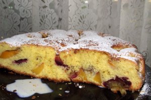 Prajitura cu prune si piersici