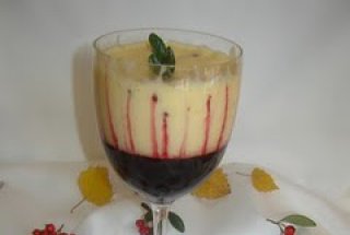 Spuma de vin cu fructe de padure
