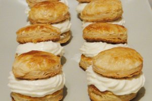 Prajiturele cu foietaj, crema de vanilie si topping de dulceata de nuci verzi cu scortisoara