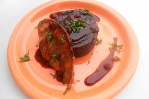 Piept de pui cu sos barbeque si piure de fasole neagra