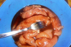Piept de pui cu sos barbeque si piure de fasole neagra