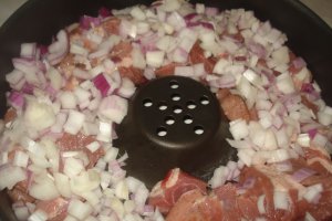 Ceafa de porc cu sos de rosii si ceapa,la dry cooker