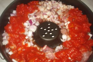 Ceafa de porc cu sos de rosii si ceapa,la dry cooker